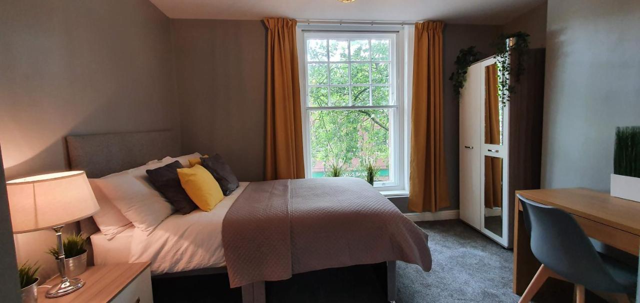 Darwin Stays - Service Accommodation In Newcastle Under Lyme City Centre Exterior foto
