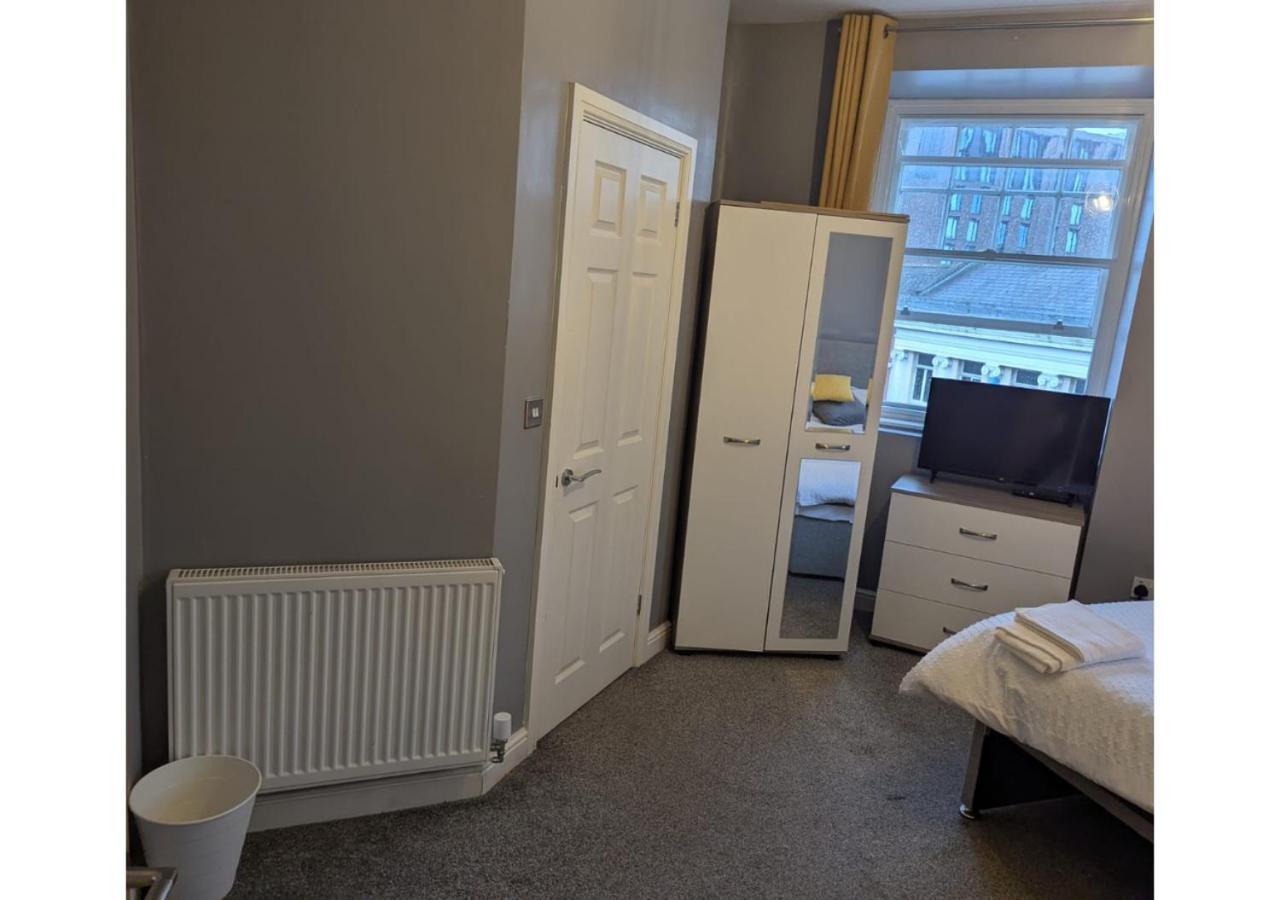 Darwin Stays - Service Accommodation In Newcastle Under Lyme City Centre Exterior foto